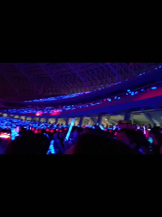 现场氛围：球迷歌声雷动，场内热情高涨！